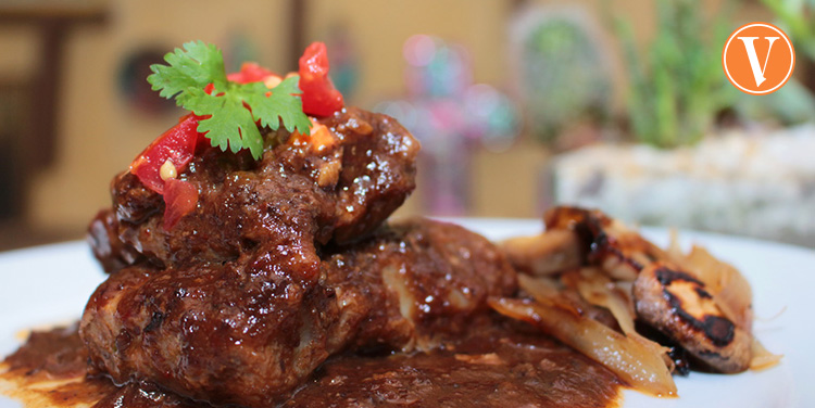 Costilla de cerdo en chile morita y ciruelas