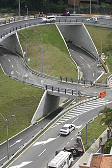 El puente Gilberto Echeverri Mejía permite 21 maniobras diferentes a los usuarios. Según la Secretaría de Transportes y Tránsito, al día pasarán 40.600 vehículos.