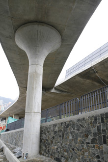 El puente puede resistir simultáneamente 160 tractomulas de 40 toneladas cada una. Se usaron 40.500 metros cúbicos de concreto, con los que se podría construir cinco veces las tribunas del Estadio Atanasio Girardot.