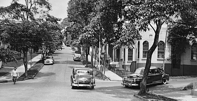 Calle Cuba. Esta vía del barrio Prado también recibe los nombres de calle Restrepo Uribe o José Martí. Fotografía tomada en 1950 por Gabriel Carvajal (1916-2008). (Cortesía Archivo Fotográfico Biblioteca Pública Piloto).