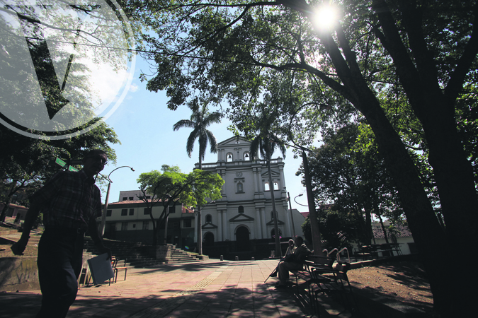 Iglesia de Nuestra Señora de Los Dolores, en el parque principal de Robledo. Foto Róbinson Henao 