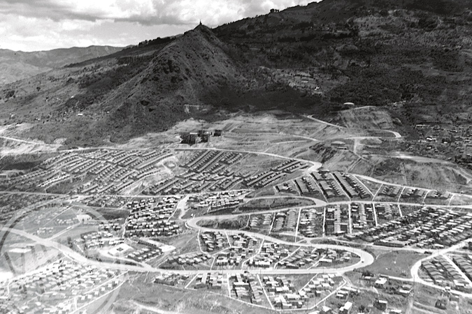 Fotografía aérea del barrio Doce de Octubre, tomada por Gabriel Carvajal Pérez el 22 de junio de 1976. Al fondo, el Cerro El Picacho. Cortesía Archivo Fotográfico de la Biblioteca Pública Piloto