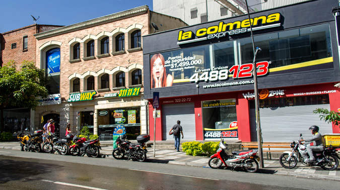 Motocicletas de la Colmena Express parqueadas sobre vía pública. Calle 10