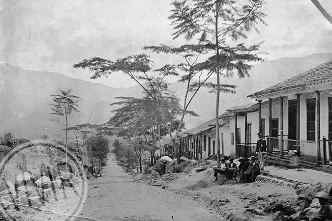 Calle Ayacucho, sector Buenos Aires, en 1903. Fotografía Rodríguez (1889-1995). Cortesía Archivo Fotográfico de la Biblioteca Pública Piloto