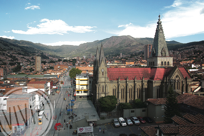 Calle Ayacucho, por donde en pocos meses rodará el tranvía. A la derecha, la iglesia de Nuestra Señora del Sagrado Corazón. Foto Róbinson Henao, tomada el 14 de julio de 2015