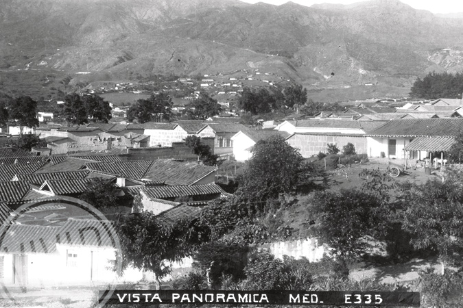 Panorámica del barrio Buenos Aires, en Medellín, tomada por Gonzalo Escovar en 192(?). Cortesía Archivo Fotográfico de la Biblioteca Pública Piloto