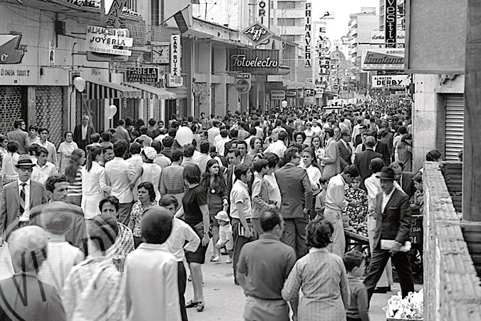 Carrera Junín, una de las vías mas tradicionales del Centro de la ciudad. Fotografía tomada en 1971 por León Ruiz. Cortesía Archivo Fotográfico Biblioteca Pública Piloto