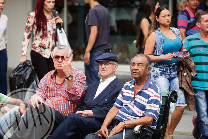 Jubilados, comerciantes y transeúntes confluyen en las calles y pasajes del Centro de Medellín. Fotografía tomada por Róbinson Henao en julio de 2015