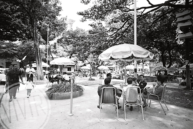Parque de Bolívar, inaugurado en 1892 en los terrenos donados por el ciudadano inglés Tyrrel Stuart Moore. Fotografía tomada en 1964 por Gabriel Carvajal. Cortesía Archivo Fotográfico Biblioteca Pública Piloto