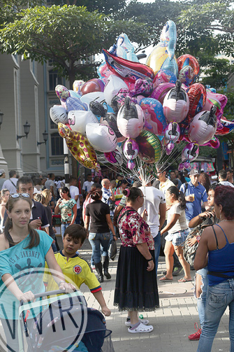 Las ventas en el pasaje Carabobo, otra escena cotidiana en la comuna 10 (La Candelaria). Fotografía tomada por Róbinson Henao el 21 de julio de 2015