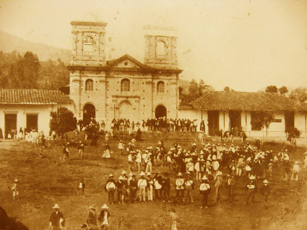 El parque principal, posiblemente a finales del siglo 19 o comienzos del 20. Cortesía Corporación Amigos por San Antonio de Prado