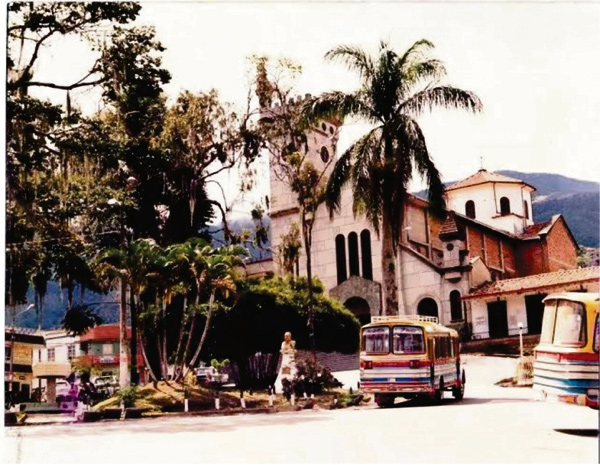 Parque principal en la década de 1980. Cortesía Corporación Amigos por San Antonio de Prado
