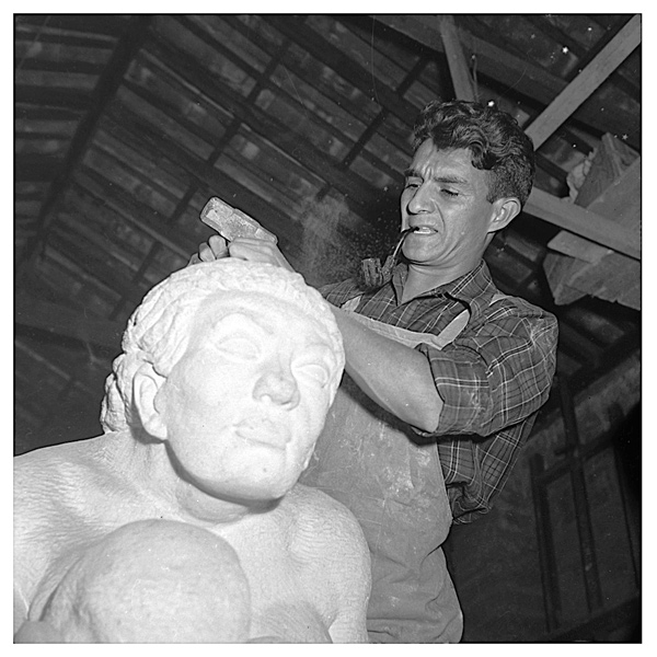 El escultor José Horacio Betancur nació en el corregimiento de San Antonio de Prado en 1918 y falleció en Medellín en 1957. Foto sin fecha, de Gabriel Carvajal (1916-2008). Cortesía Archivo Fotográfico Biblioteca Pública Piloto.