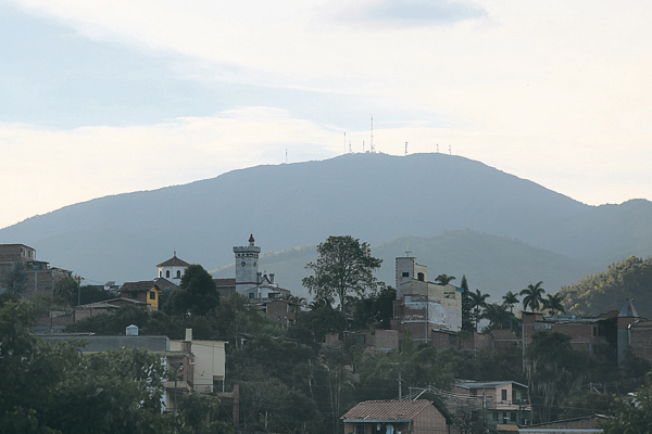 Al fondo, el Cerro del Padre Amaya. Más cerca se observa la torre de la iglesia principal de San Antonio de Prado. Fotografía tomada por Róbinson Henao el 2 de agosto de 2015