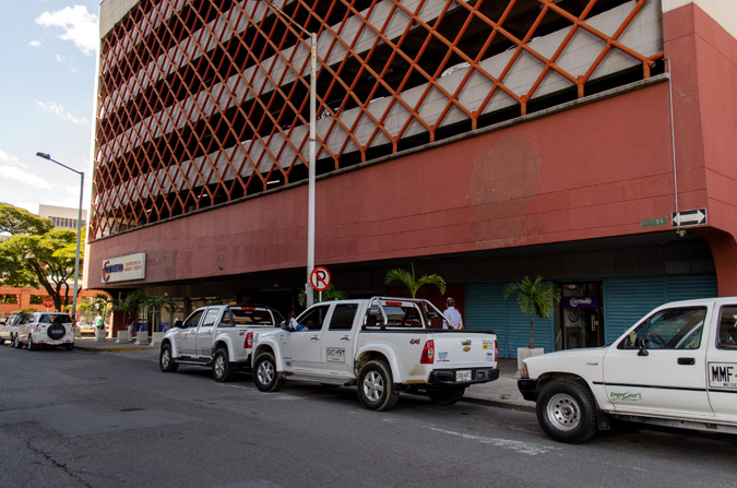 Varios de los vehículos oficiales ocupan las vías de los alrededores de La Alpujarra
