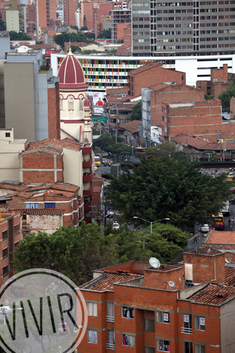 Torre de la iglesia de La América, en la calle San Juan. Fotografía tomada por Róbinson Henao el 25 de agosto de 2015