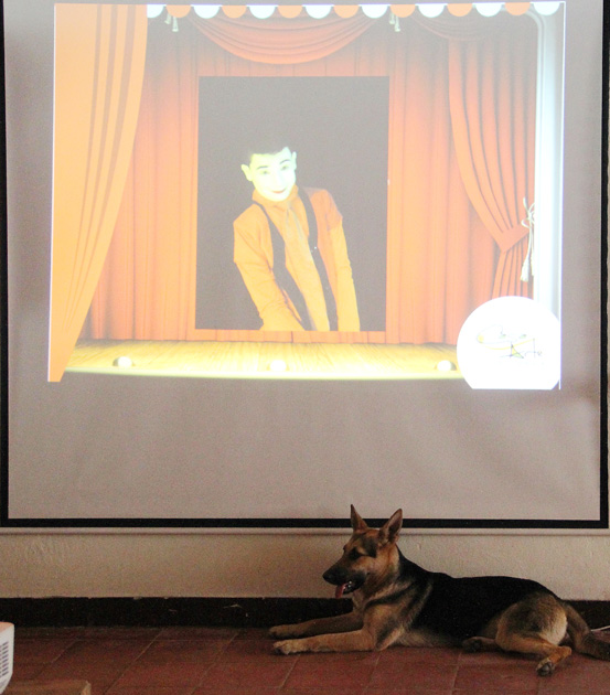 Laika, durante un homenaje a su amo Julián Taborda, el día de su velación. Solo se calmó cuando vio su imagen proyectada en la pared. Foto José Guarnizo, 10 de enero de 2013