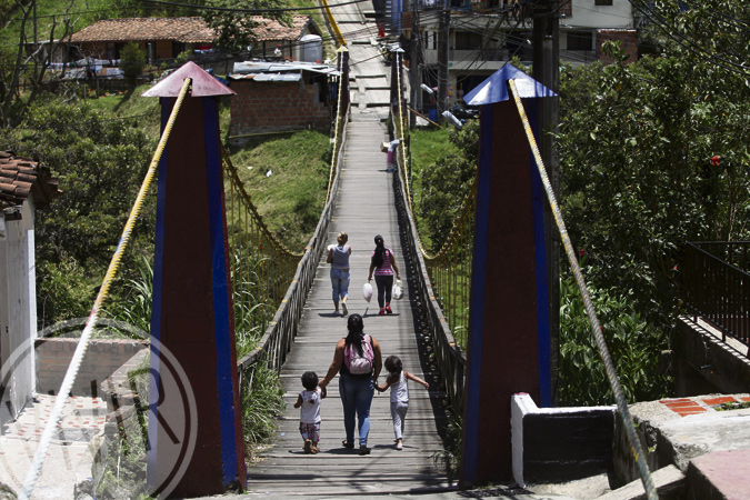 Puente colgante que simula al Puente de Occidente, de Santa Fe de Antioquia, sobre La Iguaná. Fotografía Róbinson Henao