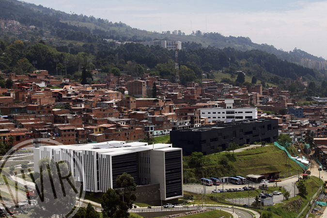 Vista panorámica de San Cristóbal. Se observa la nueva Unidad Hospitalaria y el Parque Biblioteca Fernando Botero. Fotografía tomada por Róbinson Henao en septiembre de 2015