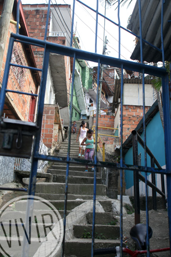 Sistemas de protección del acceso a viviendas en el sector conocido como “Malvinas”, entre las comunas Santa Cruz y Aranjuez. Fotografía tomada por Róbinson Henao, septiembre 26 de 2015