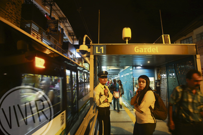 Estación Gardel, punto de encuentros y despedidas, como moderno homenaje a la encarnación del tango en nuestro medio. Fotografía Róbinson Henao tomada en junio de 2015