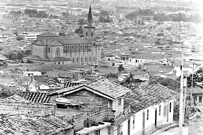 Panorámica del barrio Manrique. Fotografía de Horacio Gil Ochoa, tomada 1978. Cortesía Archivo Fotográfico Biblioteca Pública Piloto