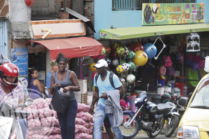 Atiborrado comercio en el barrio Santo Domingo Savio, cerca de la terminal de buses. Fotografía tomada por Róbinson Henao