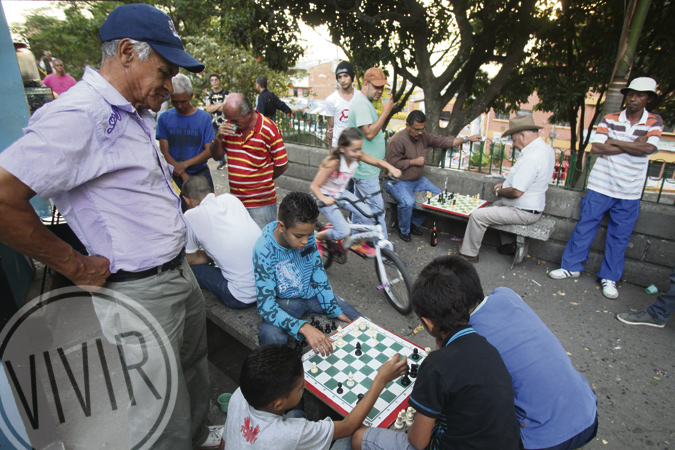 El parque de Villa Guadalupe es una fiesta alrededor de los duelos de ajedrez. Fotografía tomada por Róbinson Henao