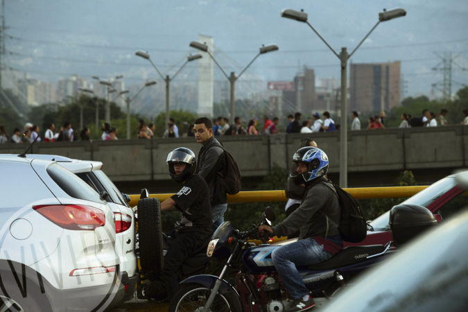 El sistema metro dinamiza la movilidad, complementada por una abundante oferta de motos y vehículos particulares. Fotografía tomada por Róbinson henao, el 27 de octubre de 2015