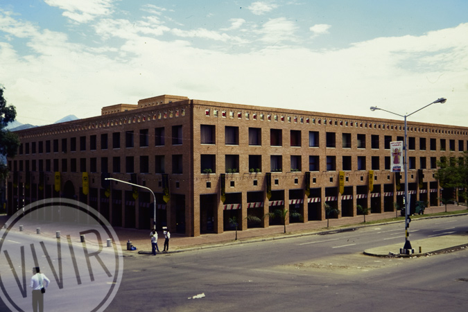 Centro Comercial Aliadas, localizado en los alrededores del parque de El Poblado. Fotografía tomada en 1980 por Gabriel Carvajal Pérez, cortesía del Archivo Fotográfico de la BPP