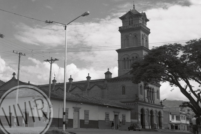 Panorámica del frontis y las casas aledañas a la Iglesia de San José, guardiana de la cuna de Medellín. Fotografía tomada en 1969 por Digar, cortesía Archivo Fotográfico BPP