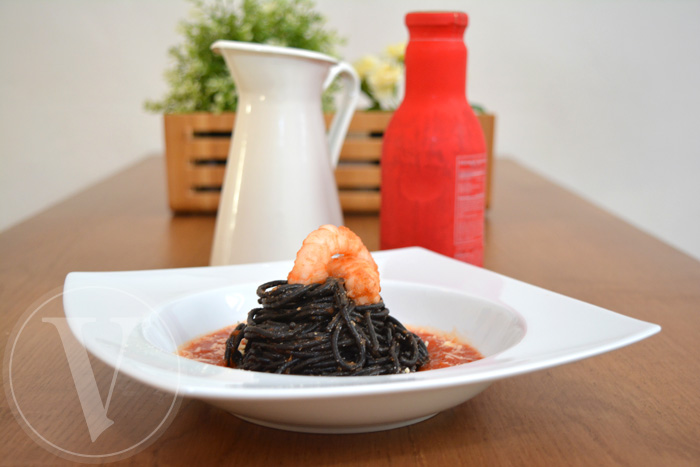 Spaghetti negro di sepia con salsa napolitana y camarones