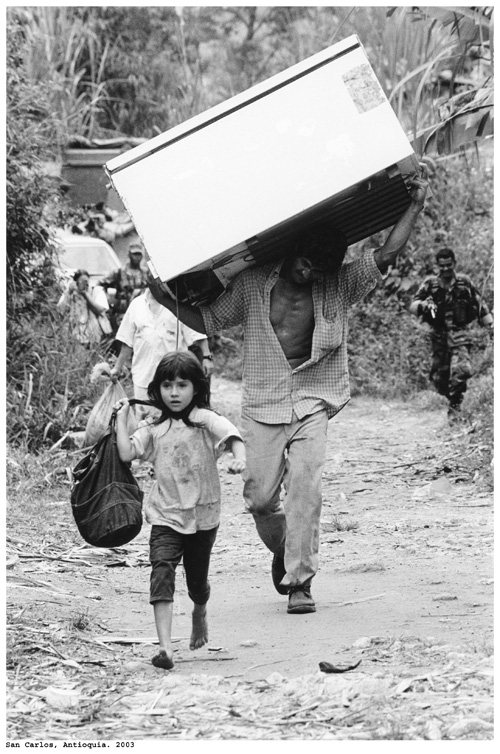 Karina con su padre Misael huyendo de la Vereda La Tupiada del municipio de San Carlos, Antioquia en el 2003, después de la masacre de 17 personas perpetrada por las Farc