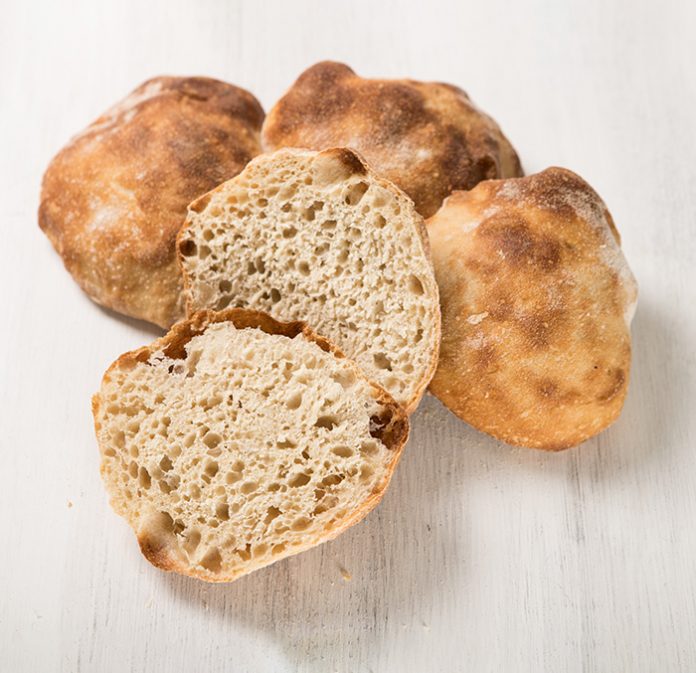 Receta Pan pueblo Un pan ideal para rellenar con lo que quiera: tomates, albahaca, quesos o carnes curadas.