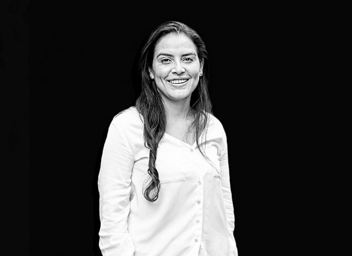 Karla Barrientos dirige la fundación Tortugas de Mar