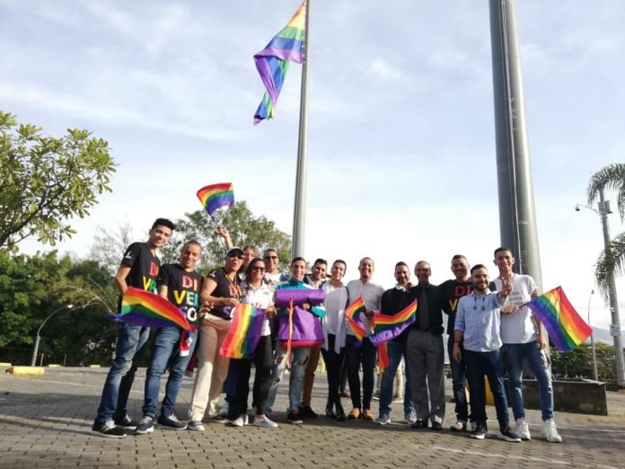 izada bandera LGBTI