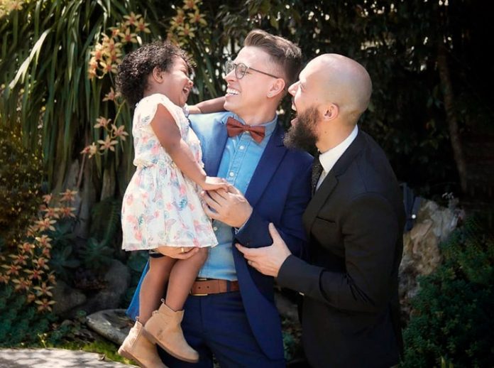 primera pareja homosexual en adoptar en el país primera pareja homosexual en adoptar en el país