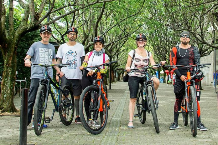 Bicicitour: Pedalear a Medellín para dejar de ser turista