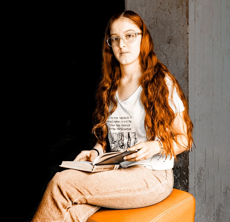 Estefanía Gómez recoge libros
