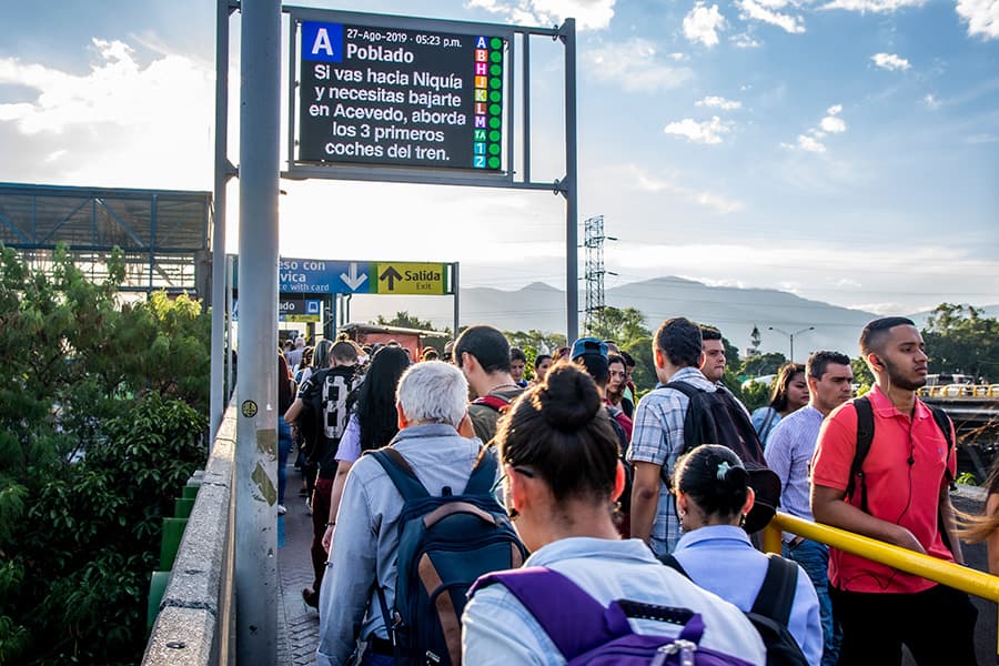estación Poblado del metro en la hora pico