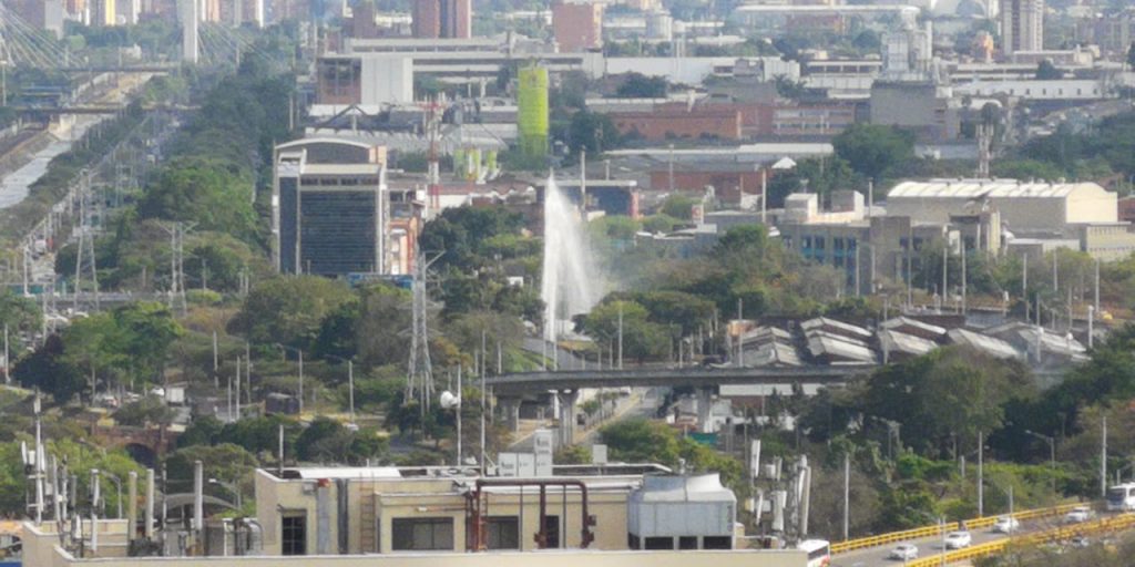 Tubo roto en la calle 30