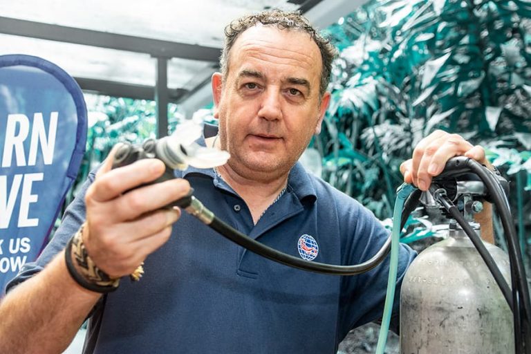Fabrizio dicta cátedra en el buceo