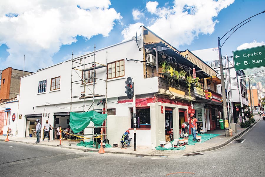 Las fachadas de la calle 10 en El Poblado comienzan a llenarse de color 