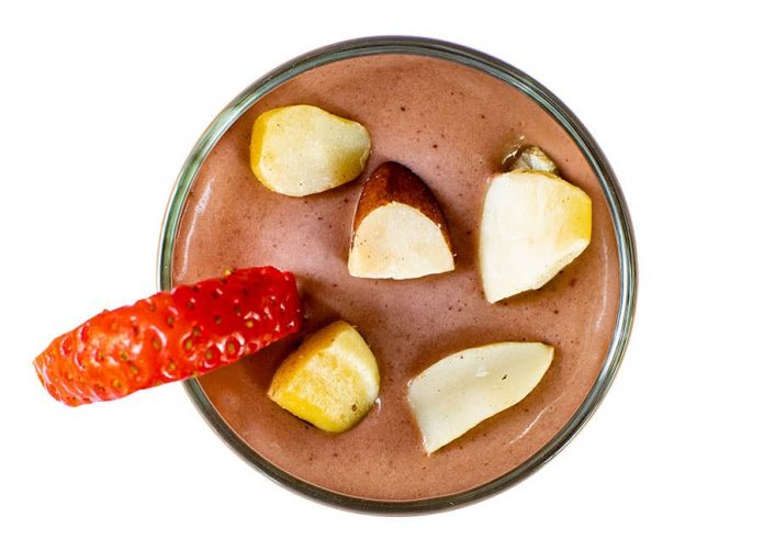 Batido de açai, banano, nueces y fresas