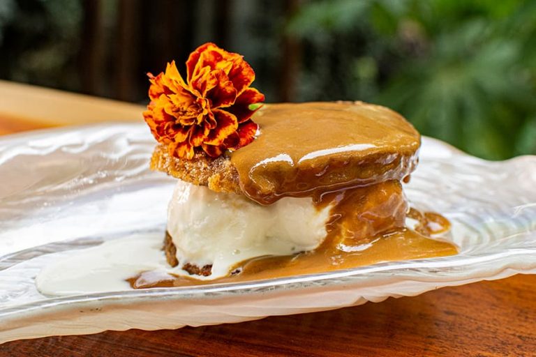 Cipote Queque: Sánduche de enyucado sabanero y helado de vainilla con salsa de viche y café