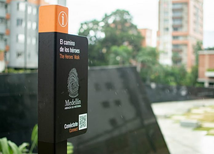 códigos QR que llevan a la web de Medellín Abraza Su Historia