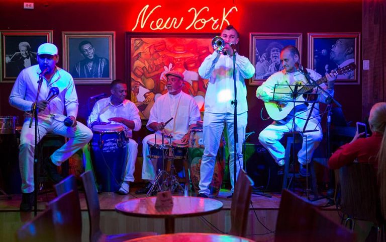 Encantigo, la salsa que encanta las noches de  El Poblado