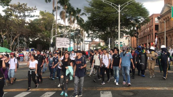 Ciudadanos denuncian desmanes del Esmad en el Parque del Poblado