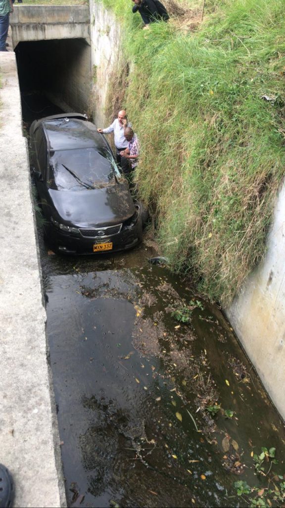 Carro sin frenos cayó a una quebrada