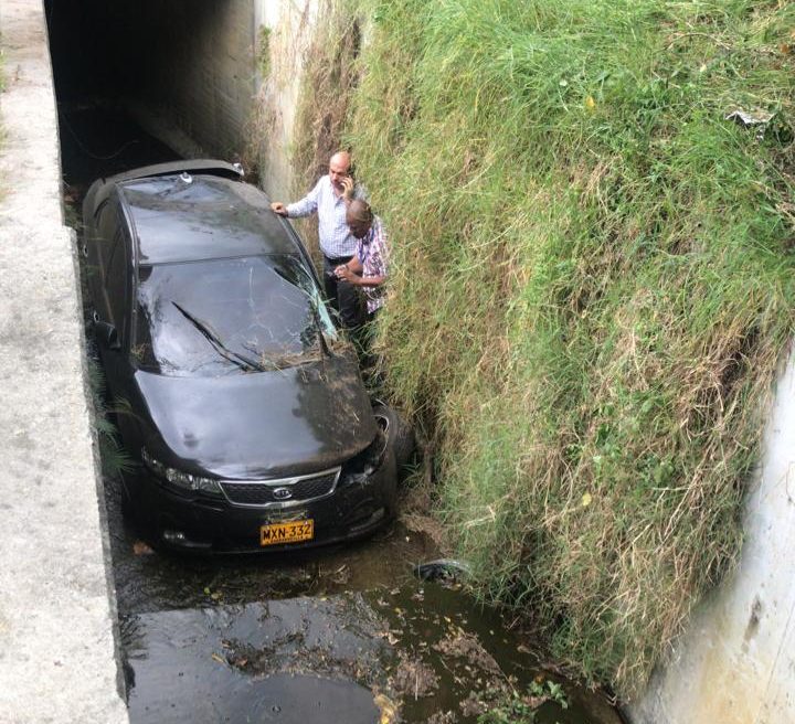 Un carro se quedó sin frenos y cayó a una quebrada en Los Balsos